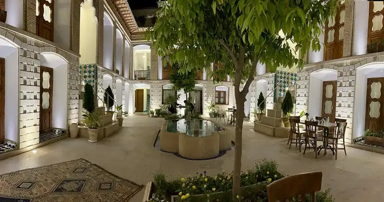 حیاط هتل اسکرو شیراز
