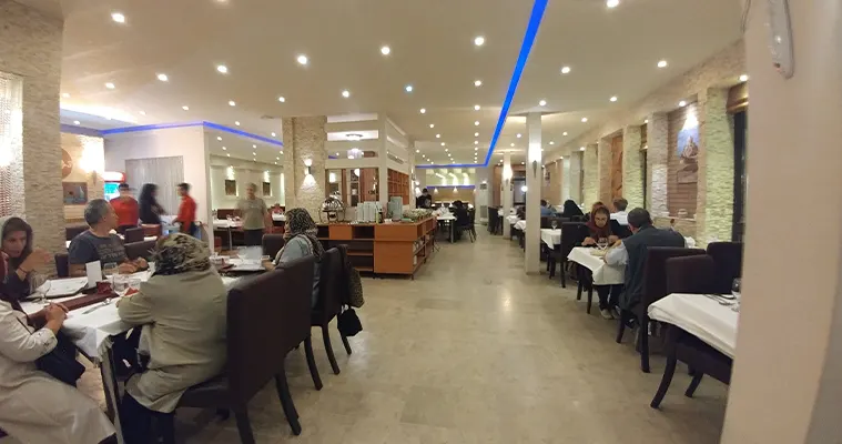 رستوران هتل خانه رز کاشان