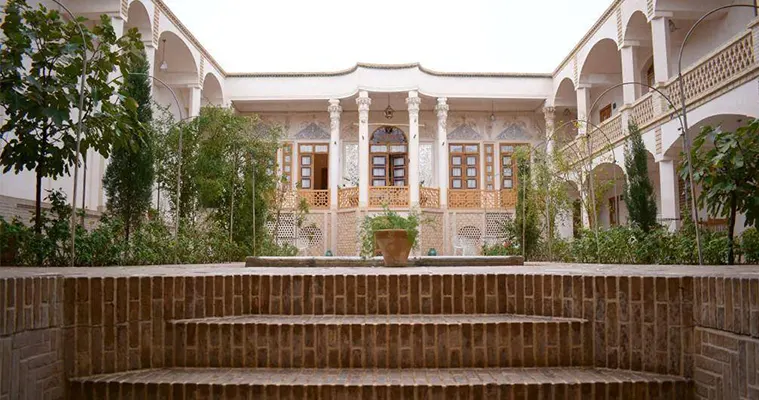 محوطه بوتیک هتل عمارت محمودیه کاشان