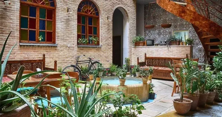 محوطه بوتیک هتل درباری شیراز